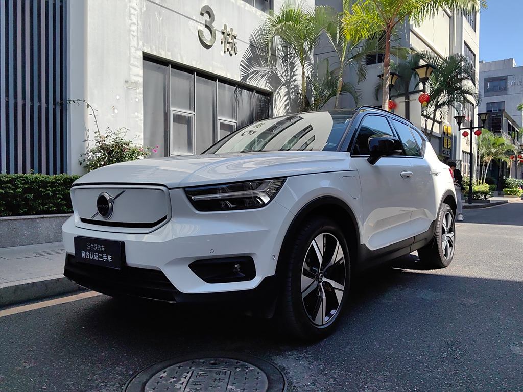 Volvo XC40 New Energy 2023  Полный привод