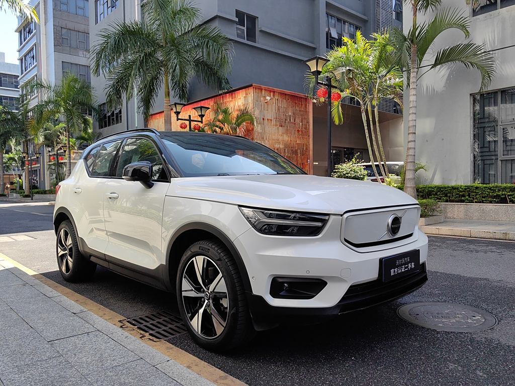 Volvo XC40 New Energy 2023  Полный привод