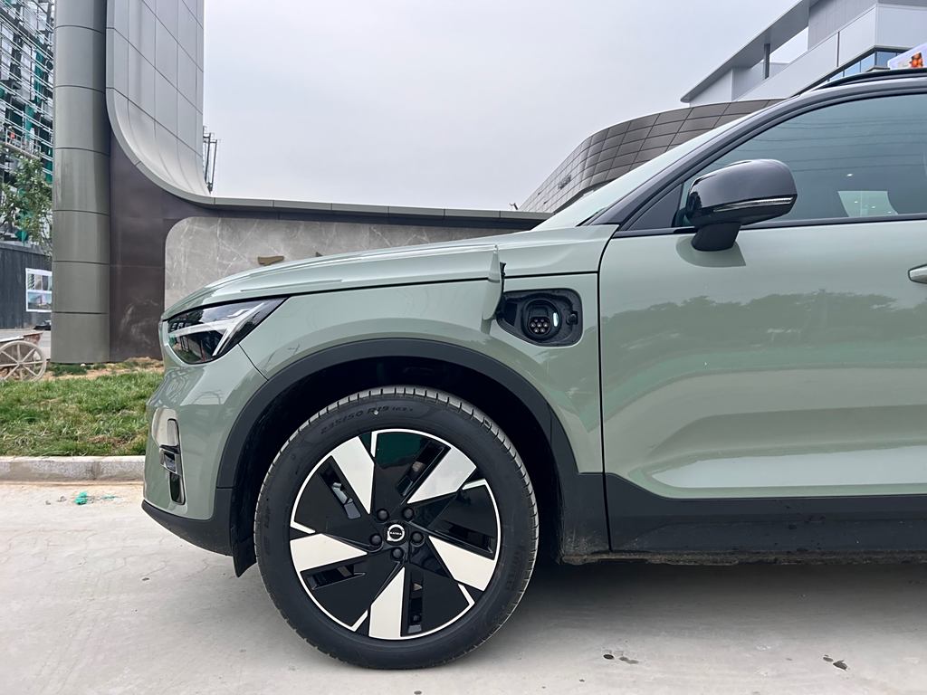 Volvo XC40 New Energy 2021 P8   Полный привод