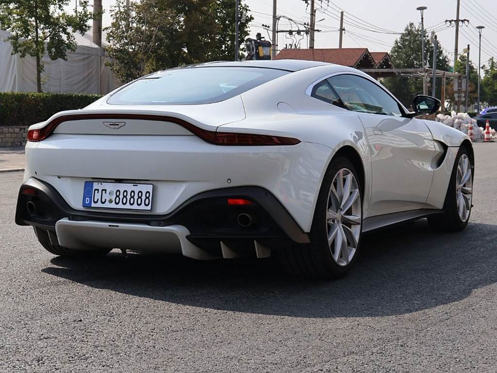 Aston Martin V8 Vantage 2018 4.0T V8 Coupe