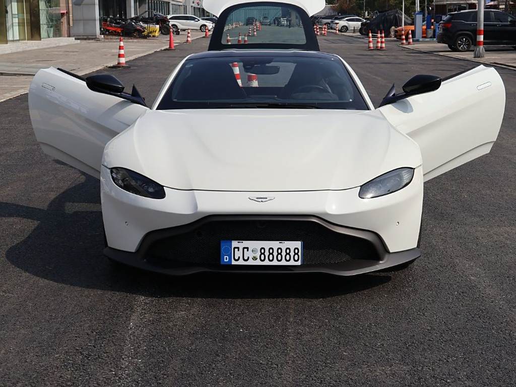 Aston Martin V8 Vantage 2018 4.0T V8 Coupe