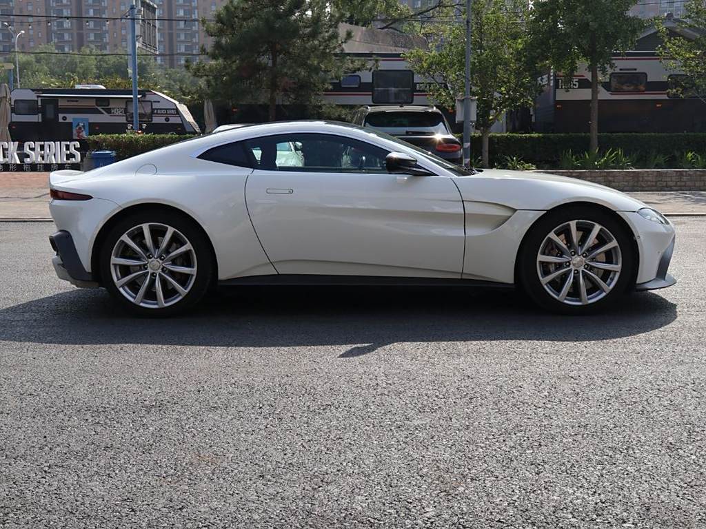 Aston Martin V8 Vantage 2018 4.0T V8 Coupe