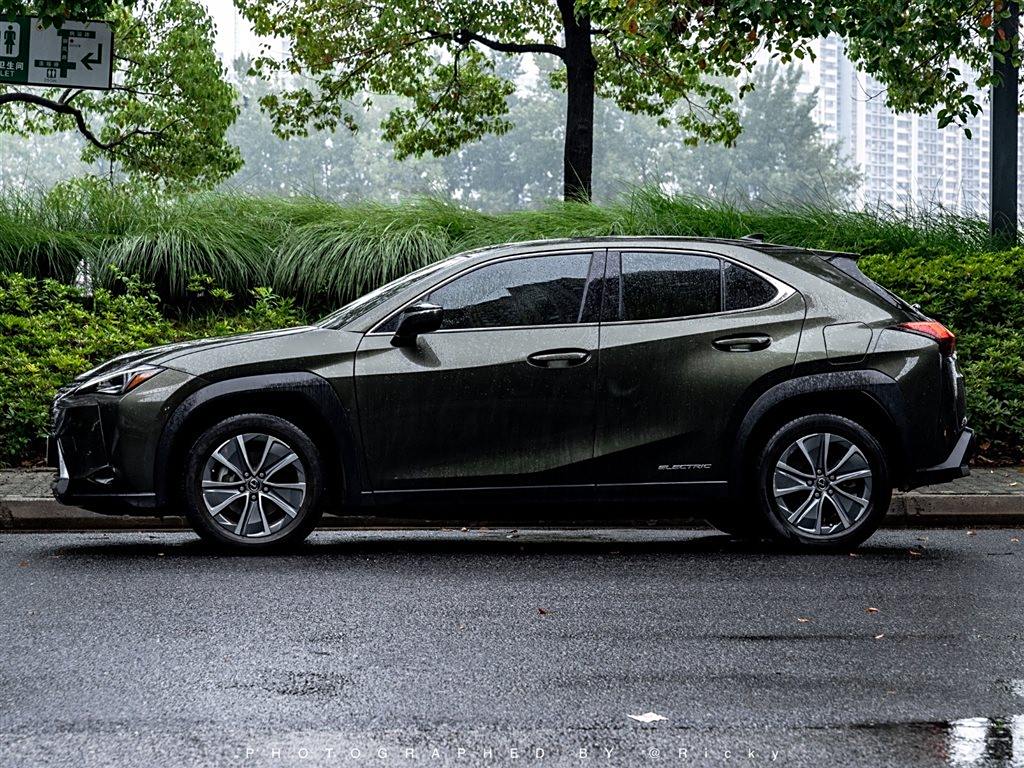 Lexus UX 2020 300e ·