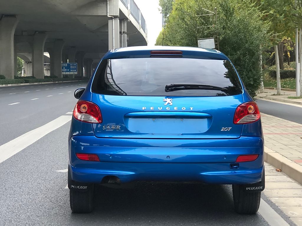 Peugeot207 2011  1.4L Ручная