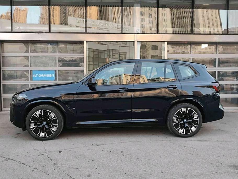 BMW iX3 2024