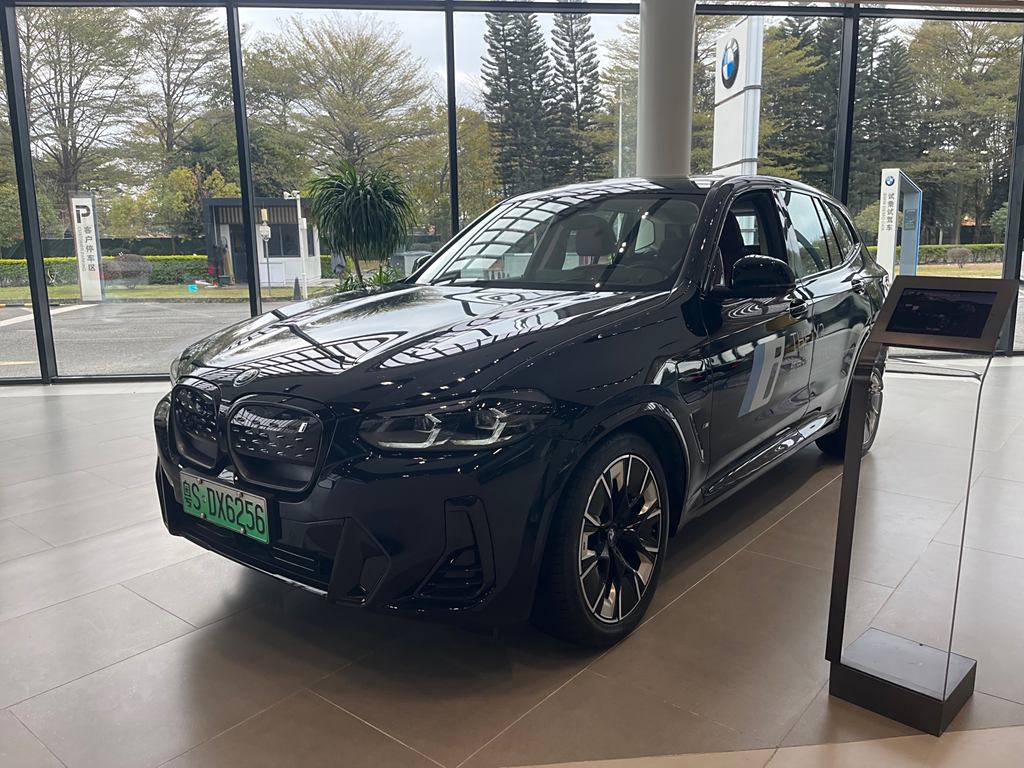 BMW iX3 2024