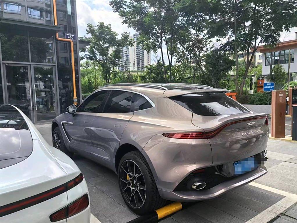 Aston Martin DBX 2022 3.0T STRAIGHT-SIX