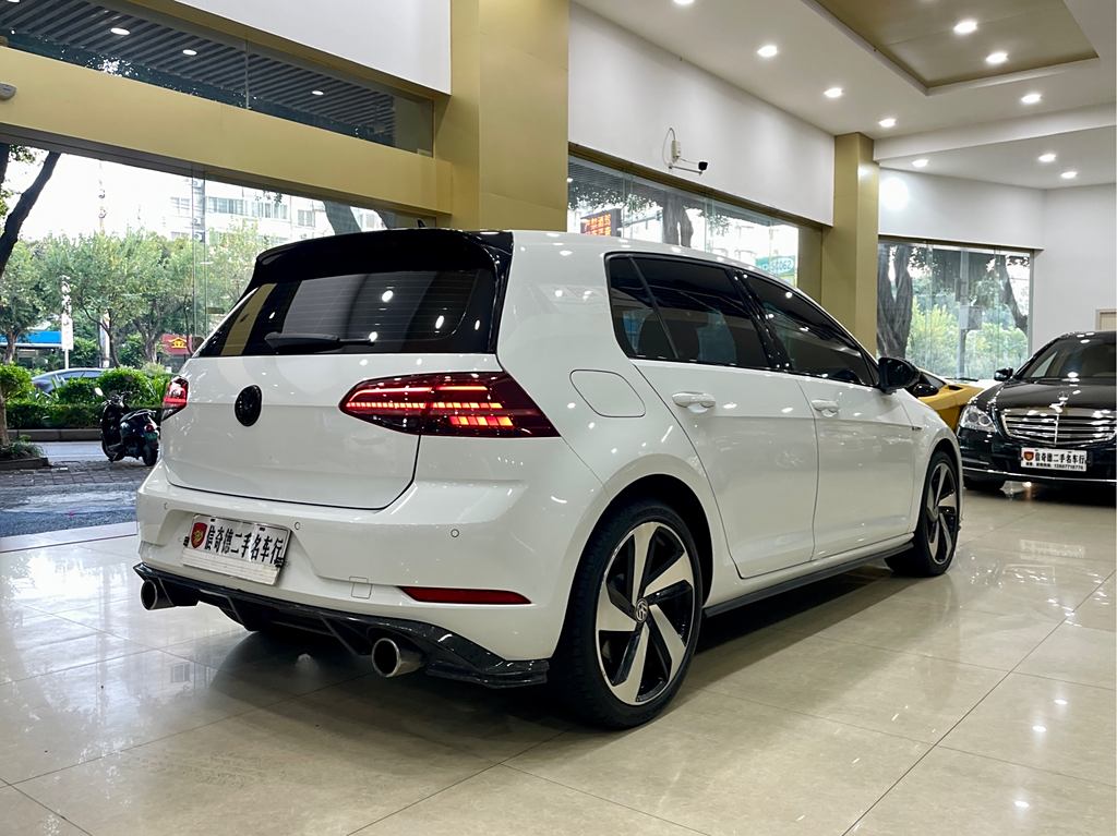 Volkswagen GolfGTI 2019 2.0TSI GTI V