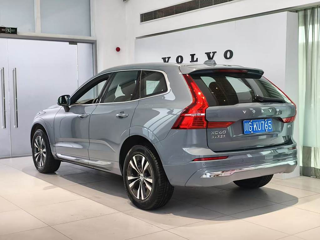 Volvo XC60 2024 B5 Полный привод