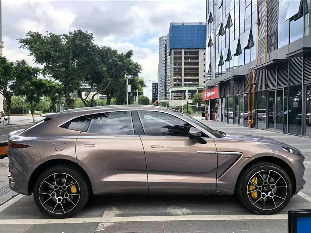 Aston Martin DBX 2022 3.0T STRAIGHT-SIX