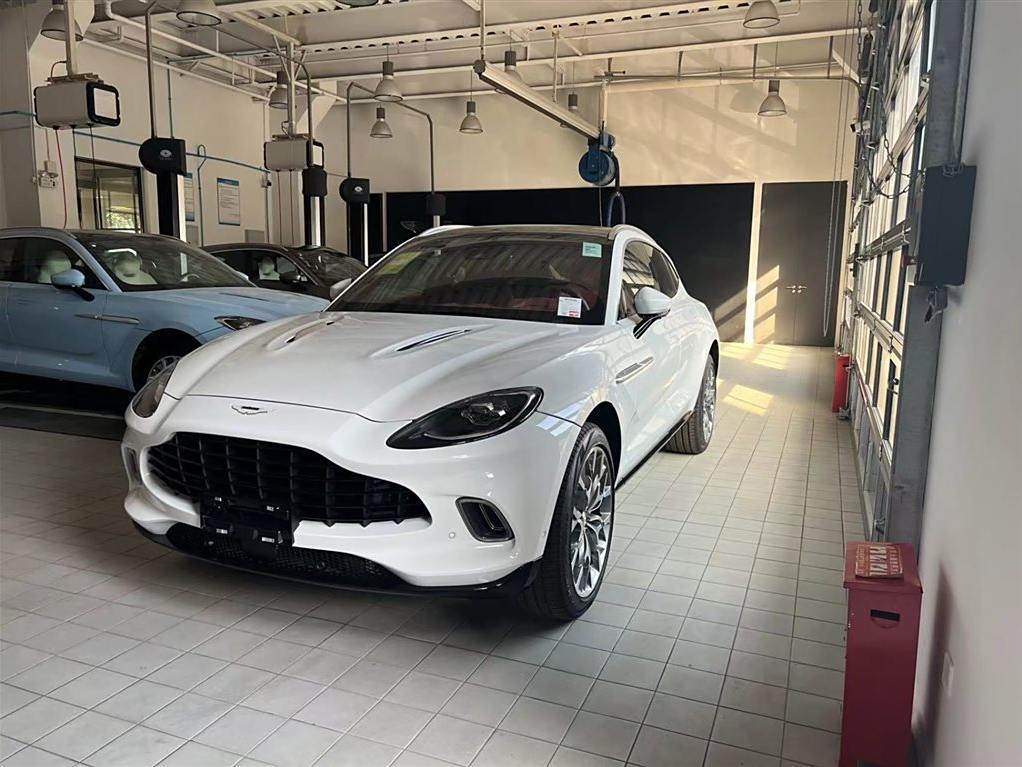 Aston Martin DBX 2024 4.0T V8