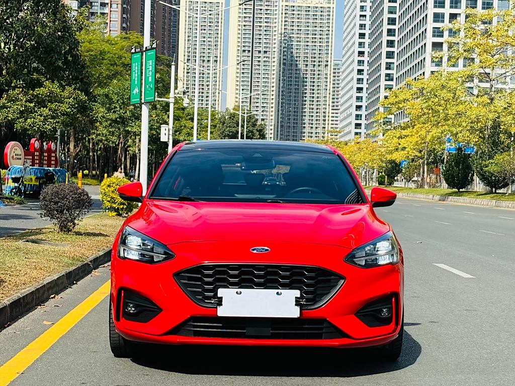 Ford Focus 2021  EcoBoost 180 АвтоматическаяST Line