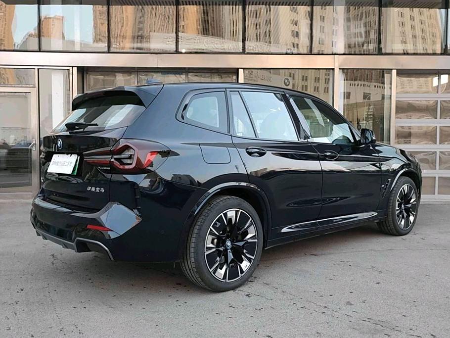 BMW iX3 2024