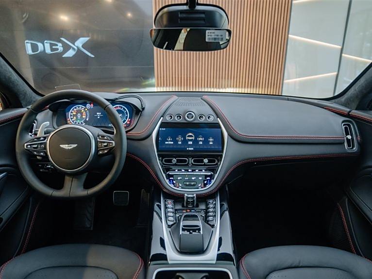 Aston Martin DBX 2024 4.0T V8