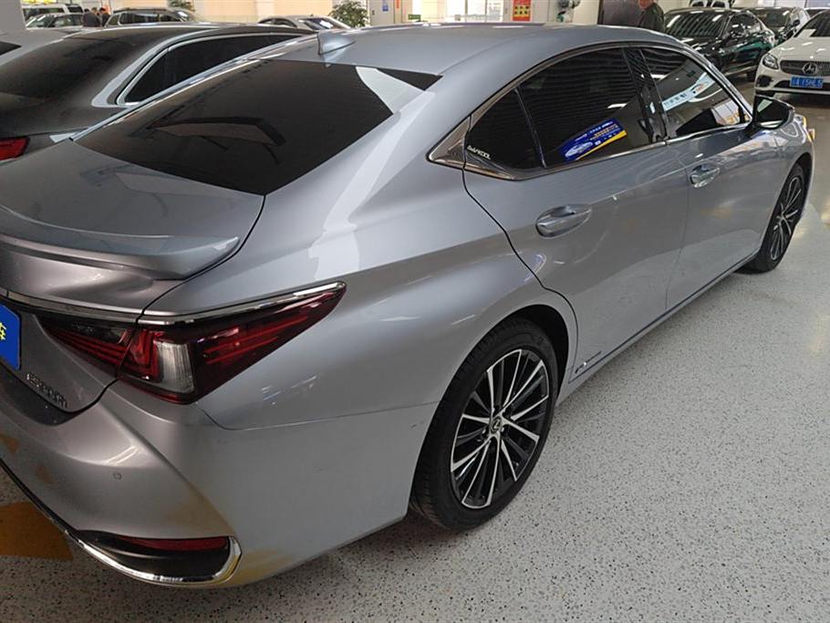 Lexus ES 2022 300h