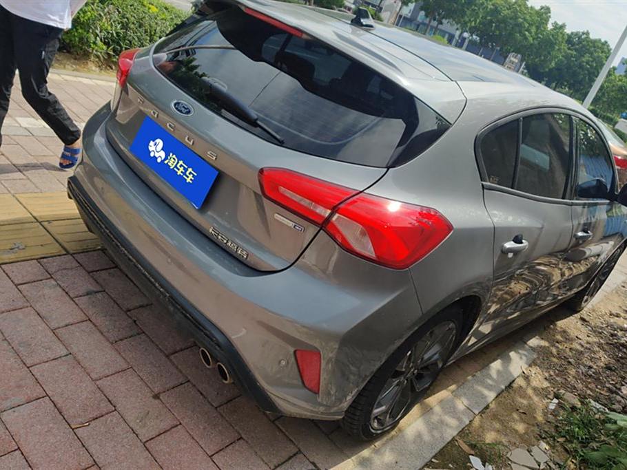 Ford Focus 2022  EcoBoost 180 АвтоматическаяST Line