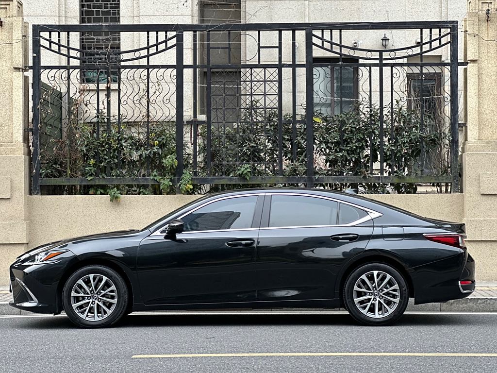 Lexus ES 2023 260