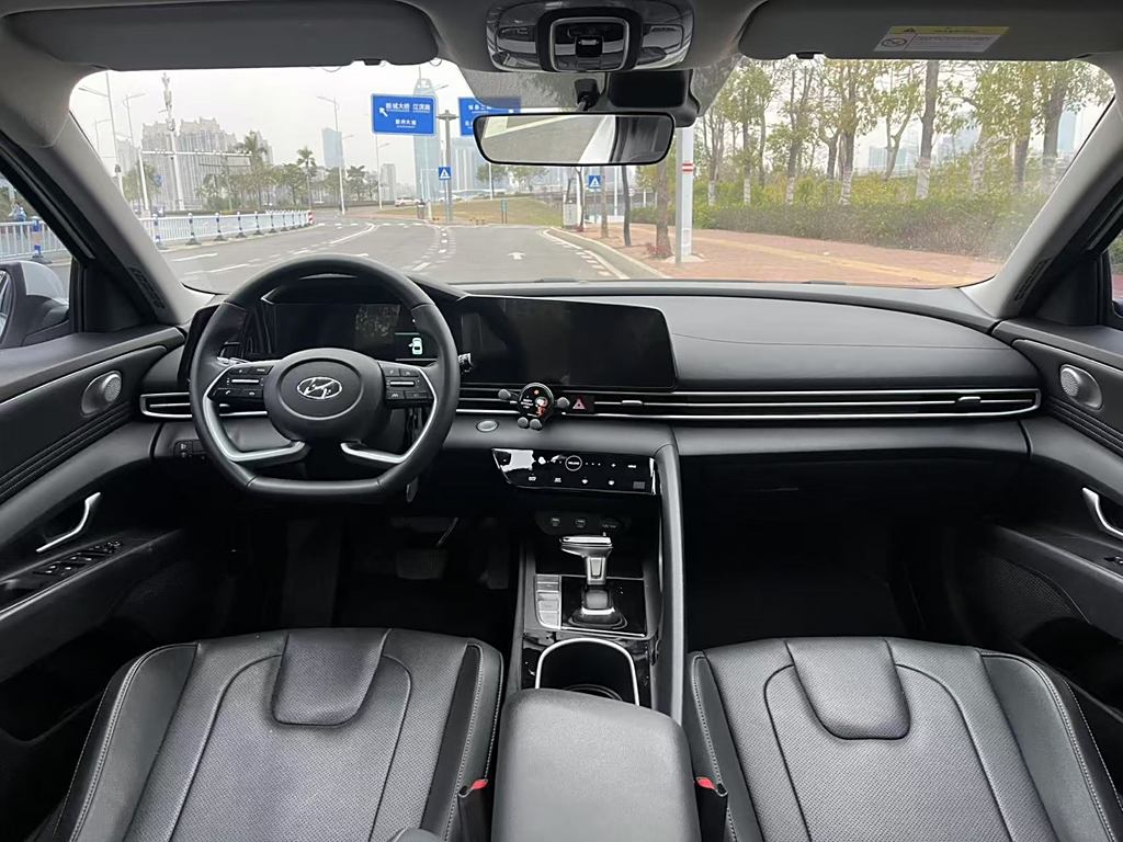 Hyundai Elantra 2022 1.5L CVT LUX