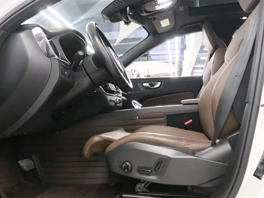 Volvo XC60 2023 B5 AWD Momentum