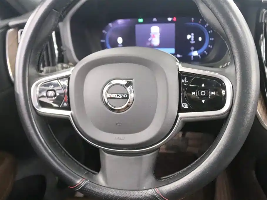 Volvo XC60 2023 B5 AWD Momentum