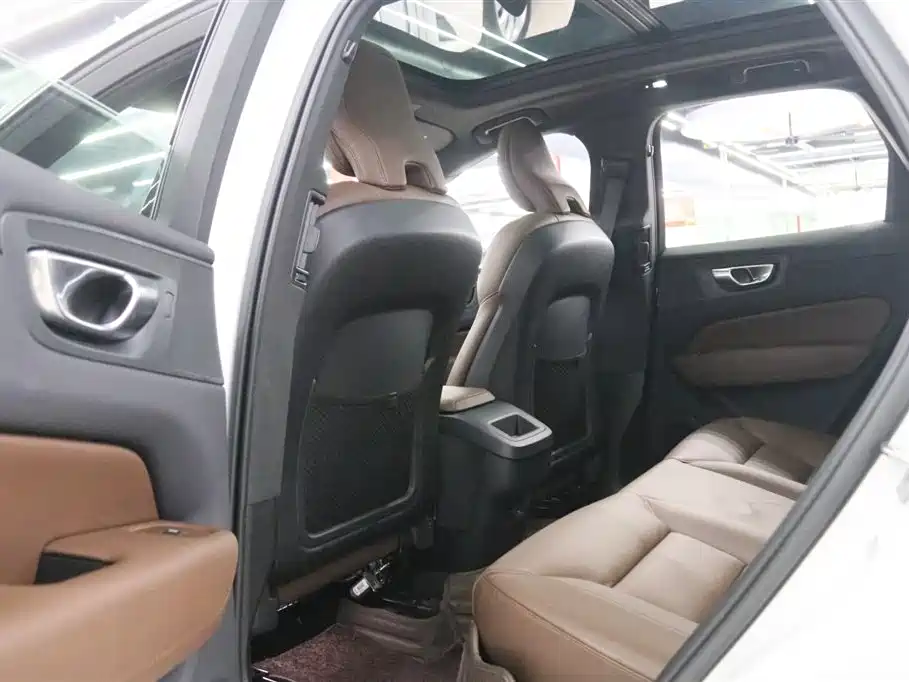 Volvo XC60 2023 B5 AWD Momentum