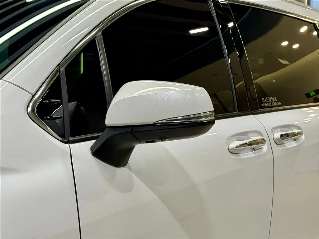 Toyota Sienna 2023 2.5L Hybrid Platinum Edition