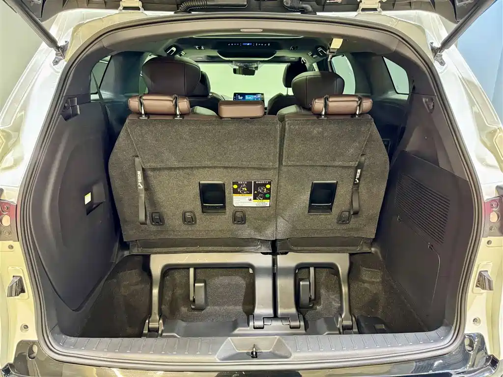 Toyota Sienna 2023 2.5L Hybrid Platinum Edition