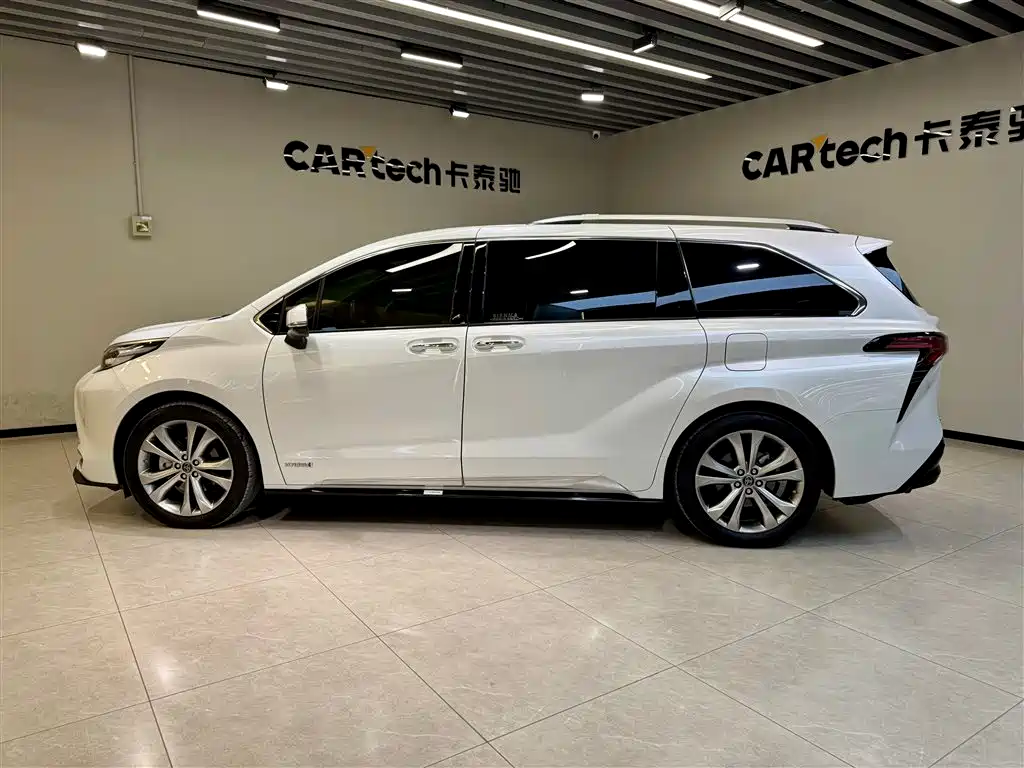 Toyota Sienna 2023 2.5L Hybrid Platinum Edition