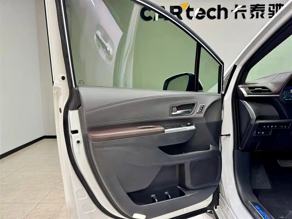 Toyota Sienna 2023 2.5L Hybrid Platinum Edition