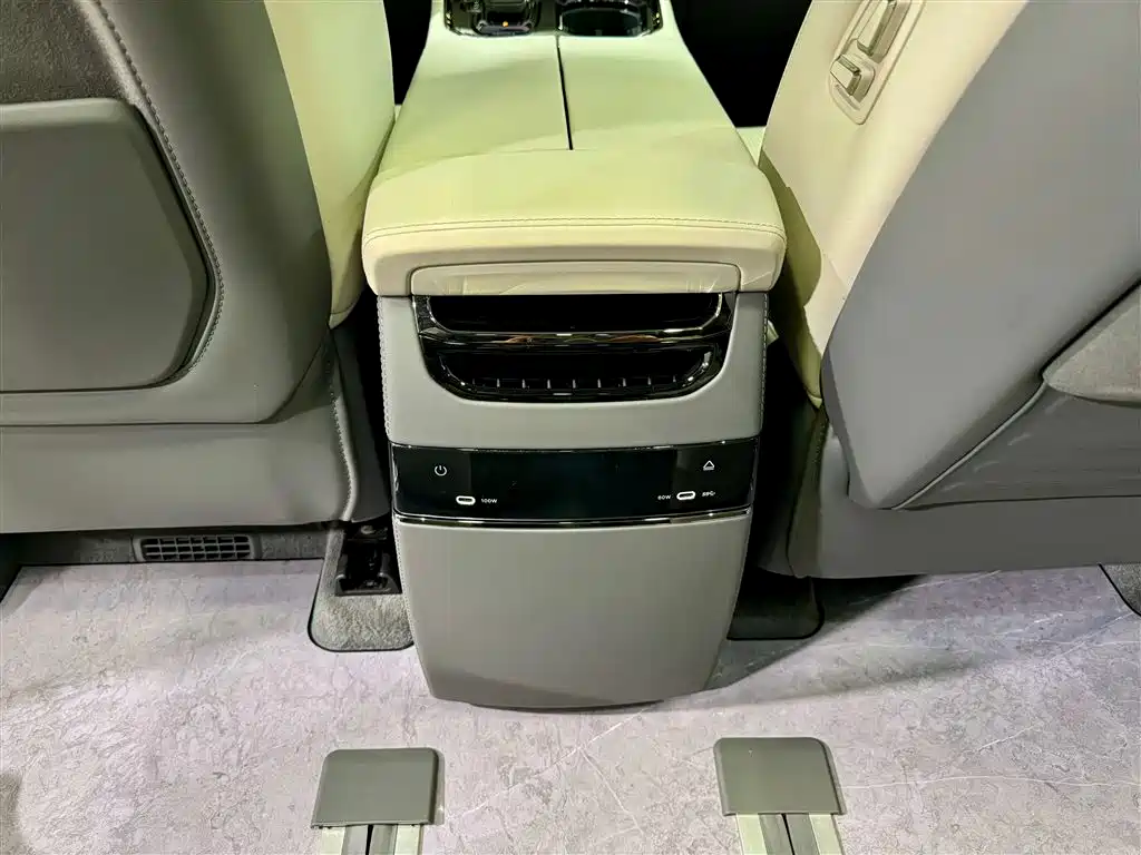 Zeekr 009 2024 7-Seater Aisle Edition AWD 108kWh