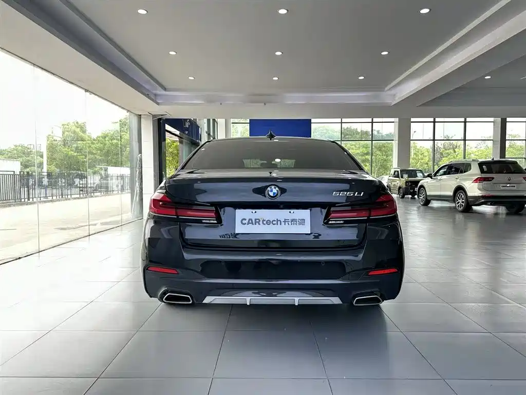BMW 5 Series 2022 525Li M Sport Package - фото 3