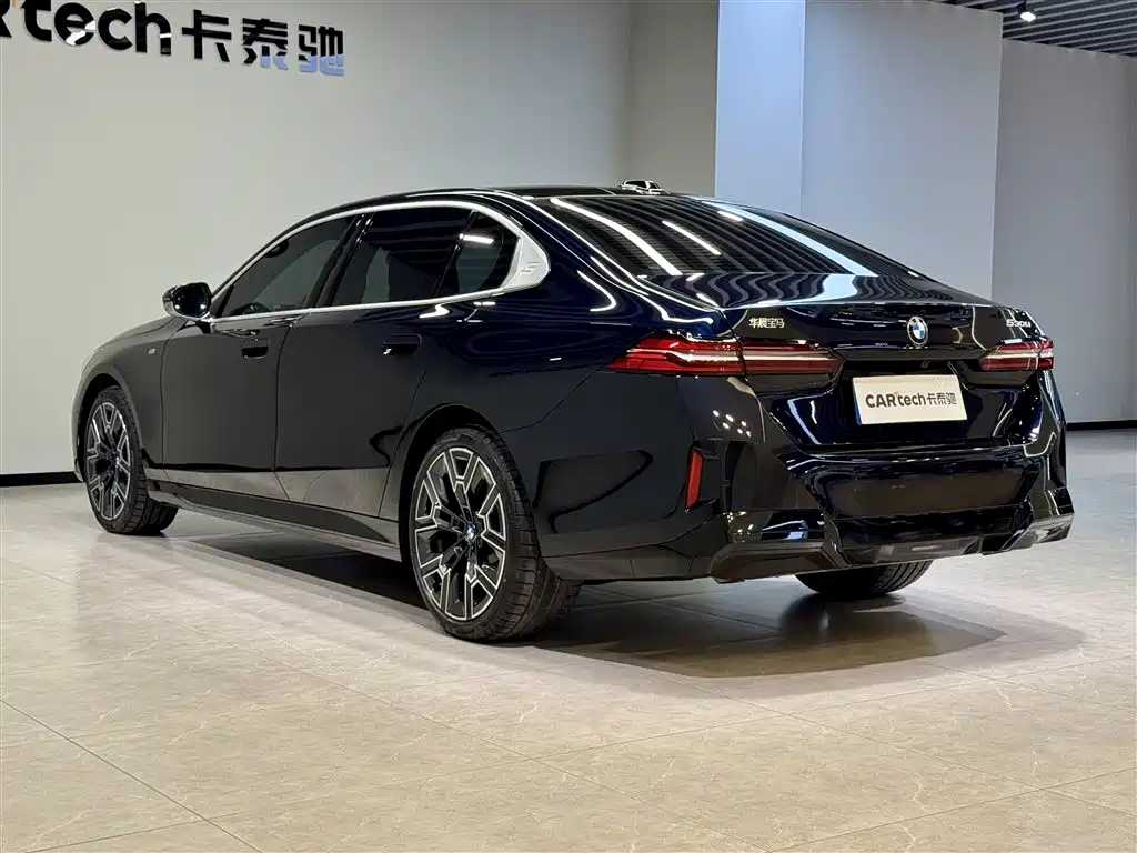 BMW 5 Series 2025 530Li Exclusive M Sport Package - фото 6