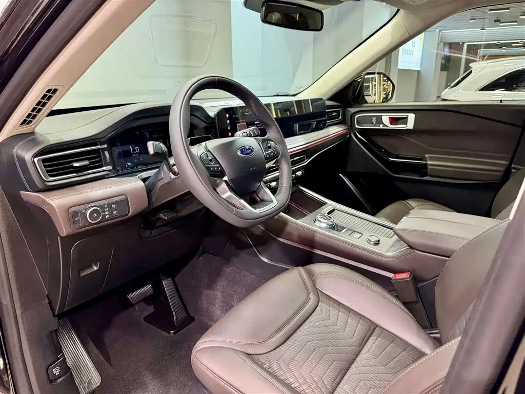 2024 Ford Explorer 2.3T EcoBoost 4WD Titanium Edition 7-Seater