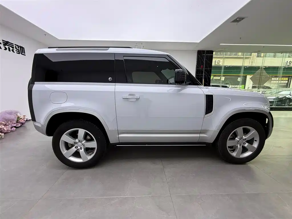 Land Rover Defender 2022 90 2.0T P300