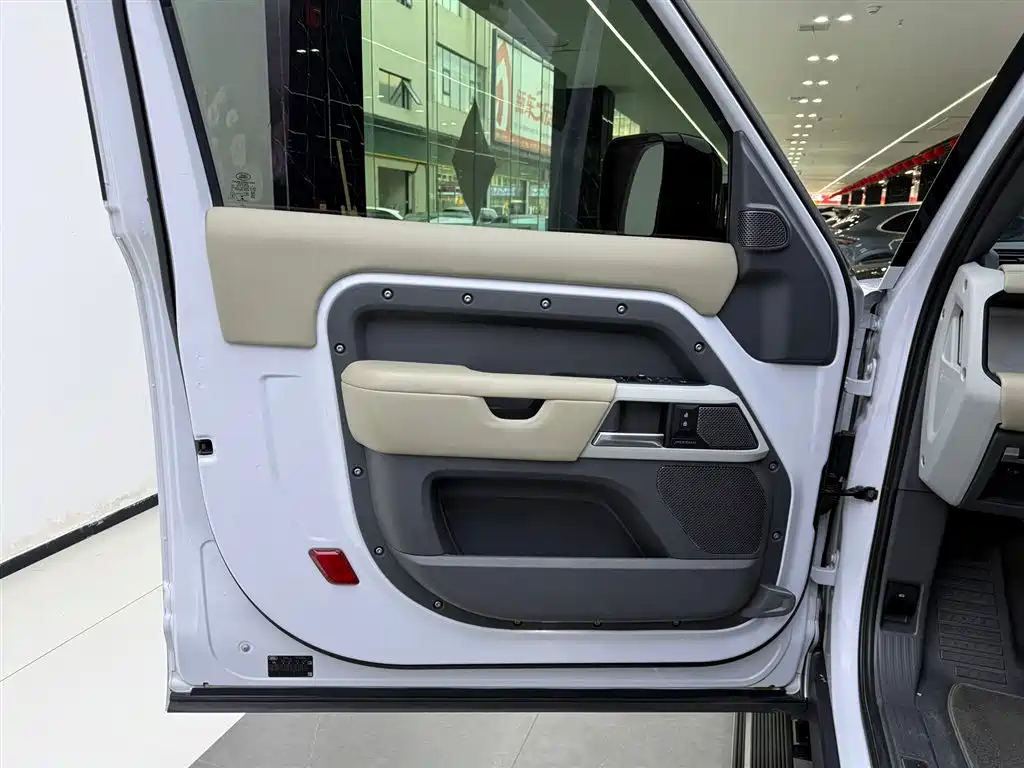 Land Rover Defender 2022 90 2.0T P300