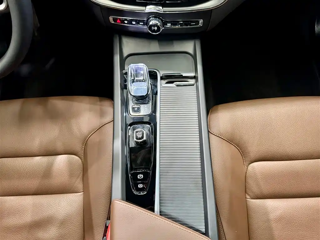 Volvo XC60 2025 B5 AWD Momentum Luxury Edition
