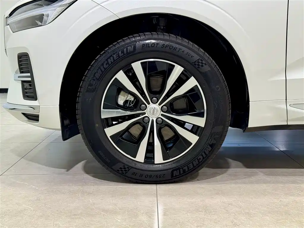 Volvo XC60 2025 B5 AWD Momentum Luxury Edition