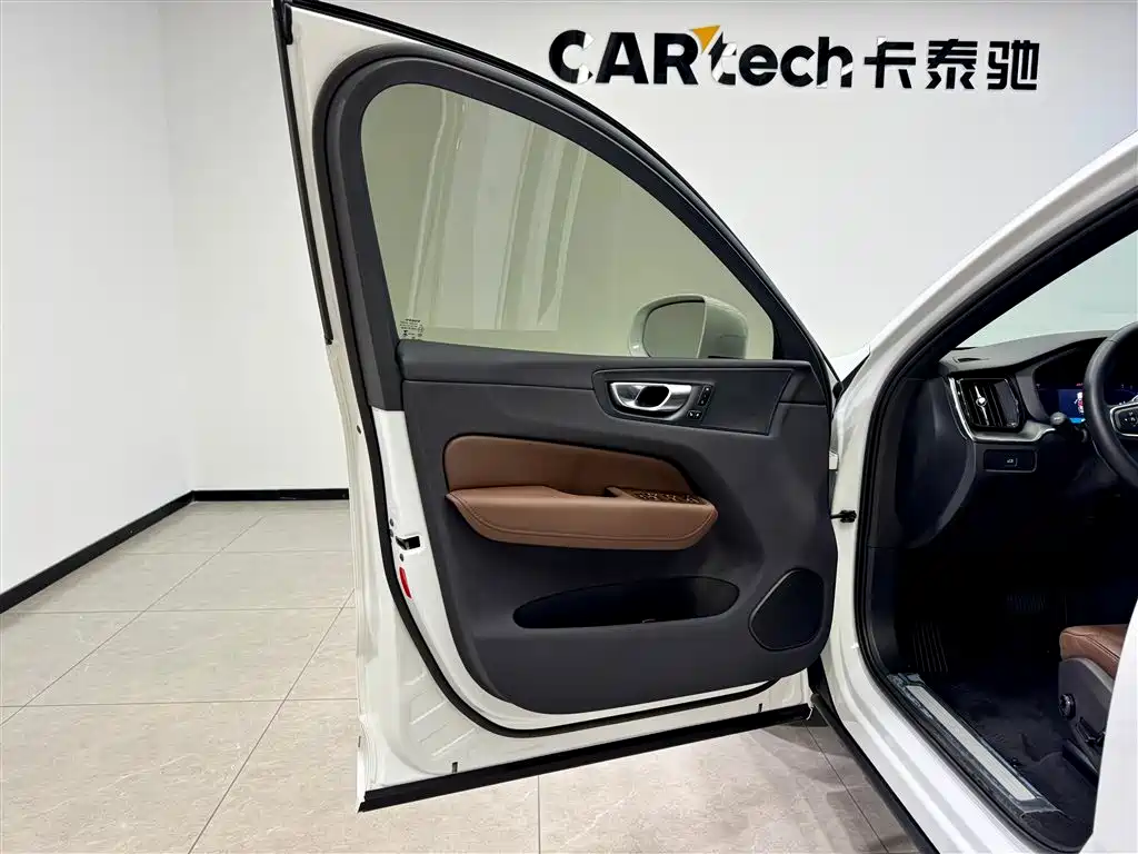Volvo XC60 2025 B5 AWD Momentum Luxury Edition