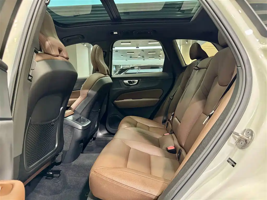 Volvo XC60 2025 B5 AWD Momentum Luxury Edition