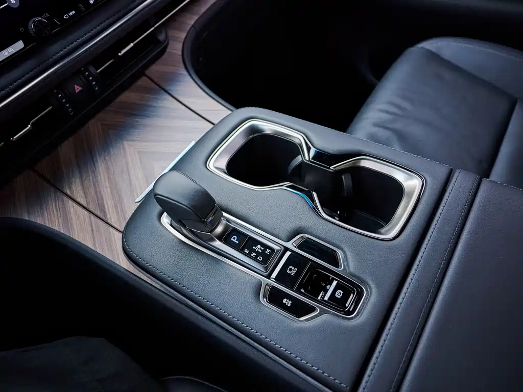 Lexus LM 500h