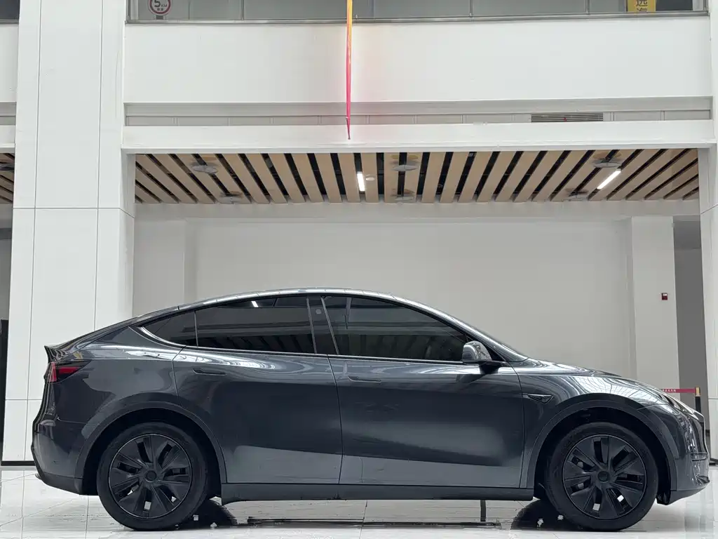 Tesla Model Y 2024 RWD