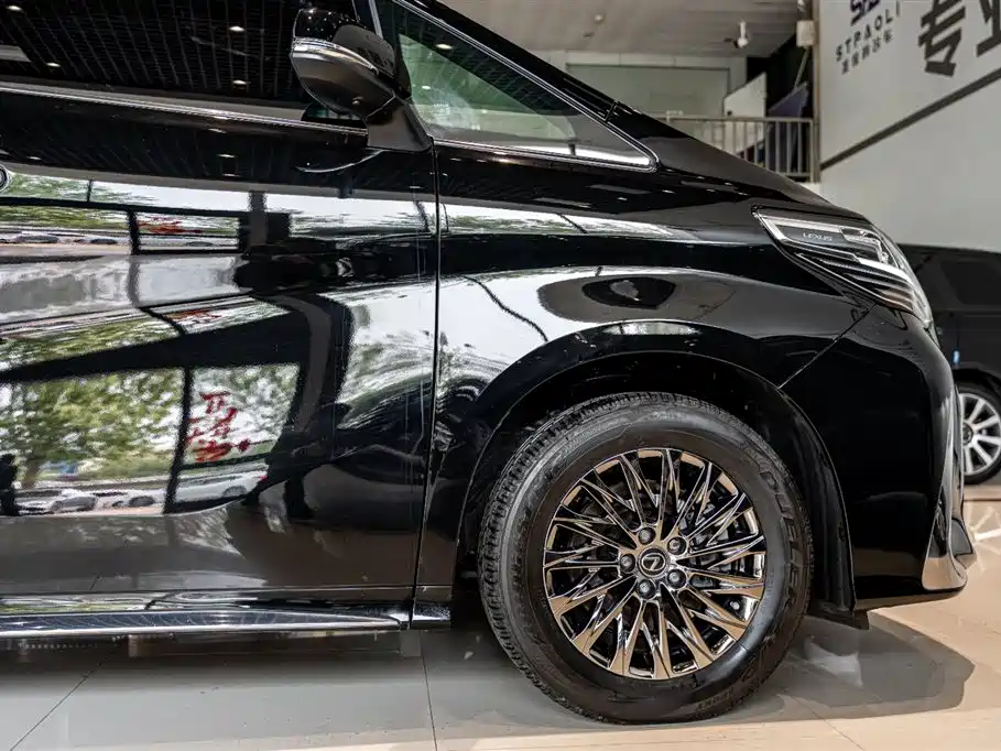 Lexus LM 300h