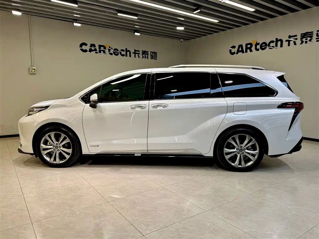 SIENNA 2023 2.5L HEV Platinum Edition