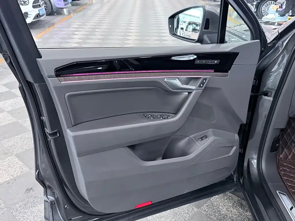 Volkswagen Touareg 2023 3.0TSI R-Share Edition Classic Sport Package