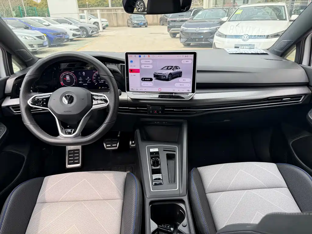 Golf 2025 300TSI R-Line