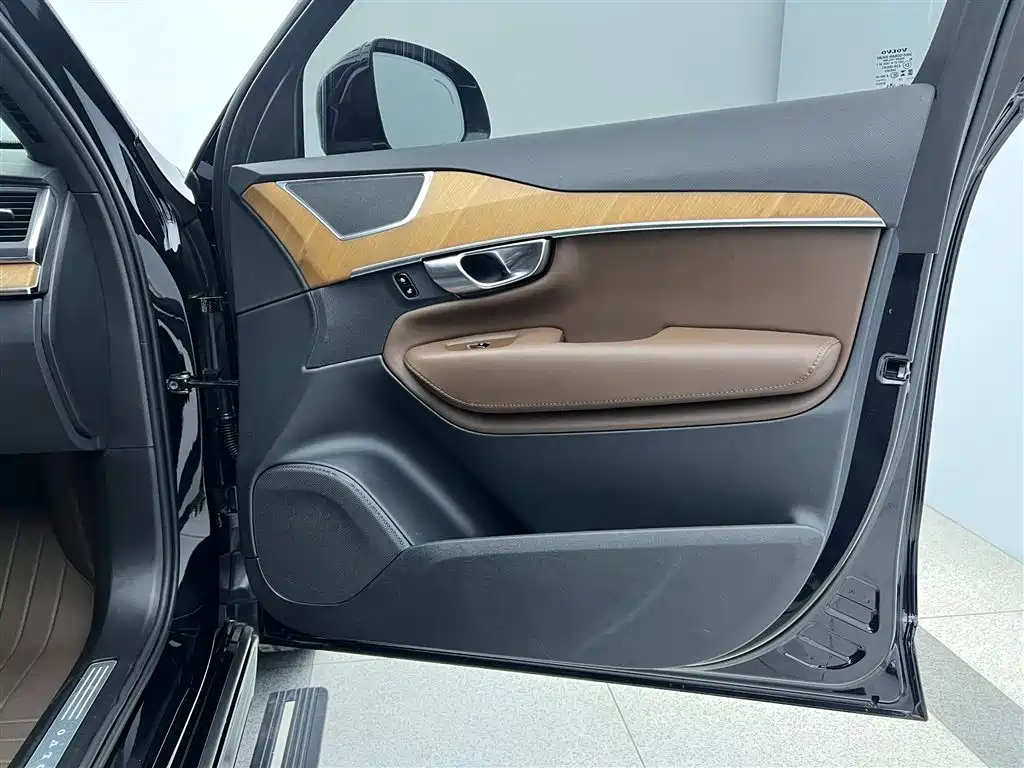 Volvo XC90 2023 B5 Momentum 7-seater