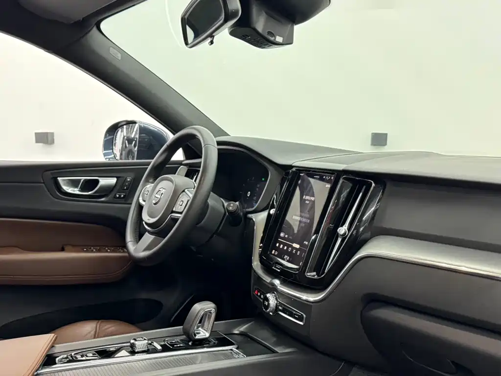 Volvo XC60 2023 B5 AWD Momentum Luxury Edition