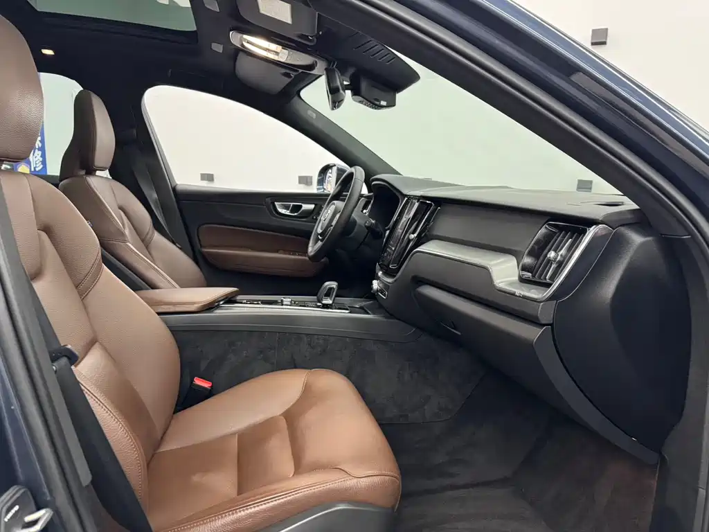 Volvo XC60 2023 B5 AWD Momentum Luxury Edition