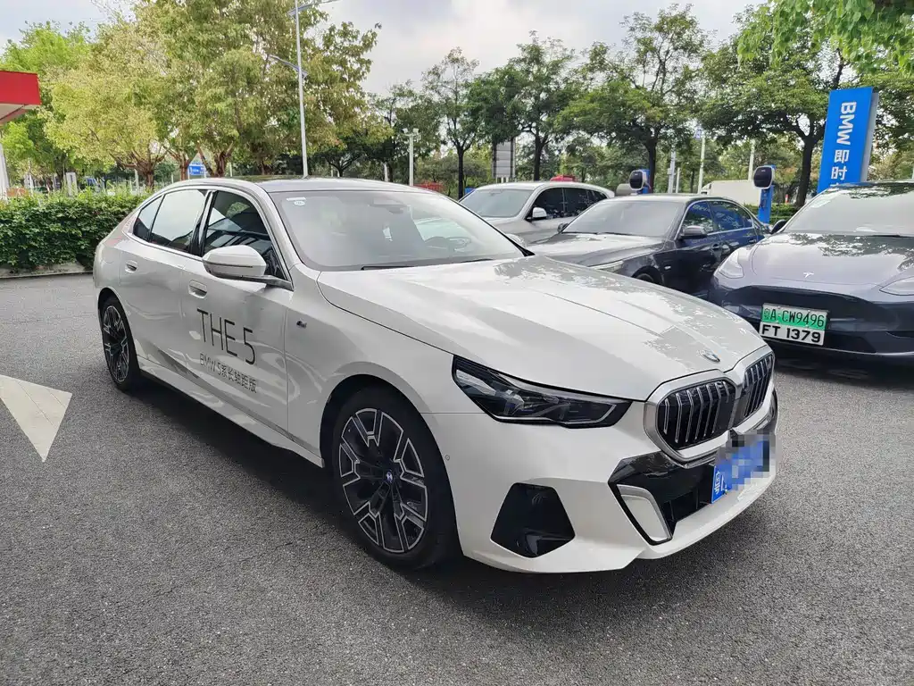 BMW 5 Series 2025 530Li Exclusive M Sport Package - фото 3