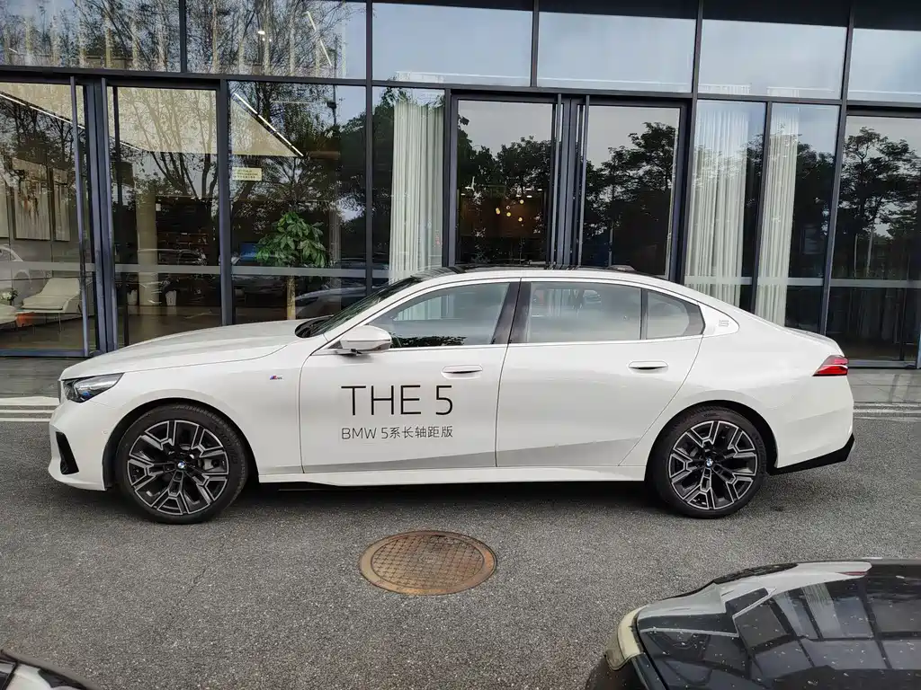 BMW 5 Series 2025 530Li Exclusive M Sport Package - фото 7